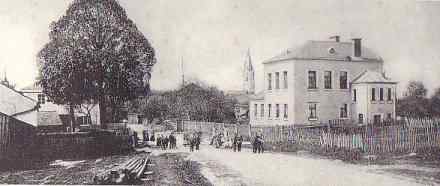 Schulgeb&auml;ude um die Jahrhundertwende